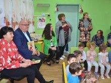 Кметът д-р Ценков и зам.-кметът Борисова зарадваха с мартеници децата от ясла "Слънчев кът"