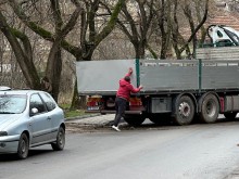 Сигнал: Тежки МПС-та минават по ремонтирана улица