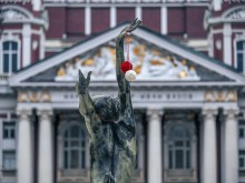 Накичиха статуите в София с мартеници