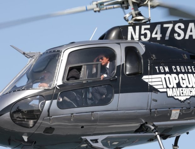 Холивудският актьор Том Круз снима сцени с полет за Мисията