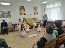 Децата от ДГ "Мирослава" изненадаха с мартеници медици и възрастни хора