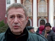 Протестиращи се събраха пред Народен театър "Иван Вазов" в подкрепа на режисьора Александър Морфов
