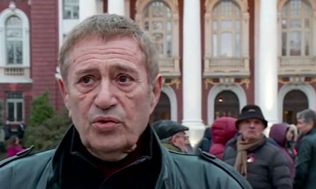 Протестиращи се събраха пред Народен театър Иван Вазов в подкрепа