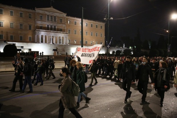 Протестиращи влязоха в сблъсъци с полиция пред централата на Гръцките железници в Атина