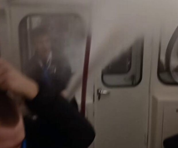 Футболни фенове пръскаха с пожарогасител в метрото