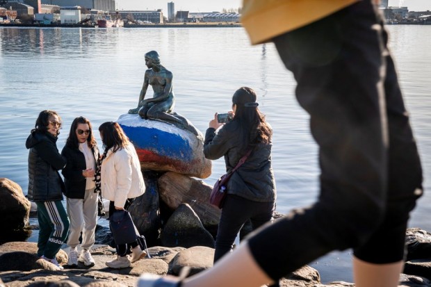 Изрисуваха руско знаме на статуята на Малката русалка в Копенхаген