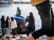 Изрисуваха руско знаме на статуята на Малката русалка в Копенхаген