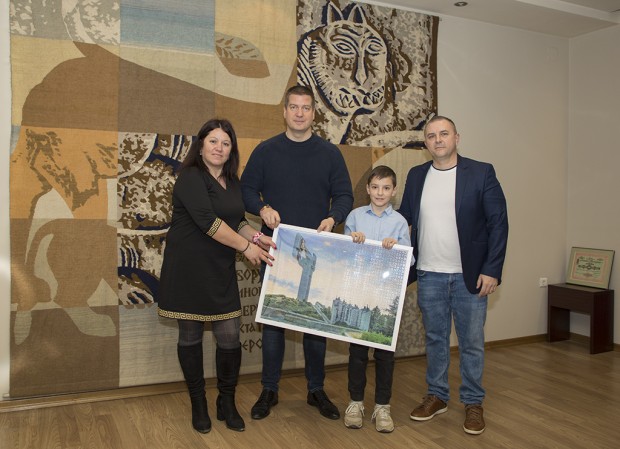 Ученик подари на кмета Живко Тодоров пъзел, изобразяващ "Бранителите на Стара Загора" 