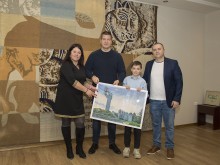 Ученик подари на кмета Живко Тодоров пъзел, изобразяващ "Бранителите на Стара Загора" 