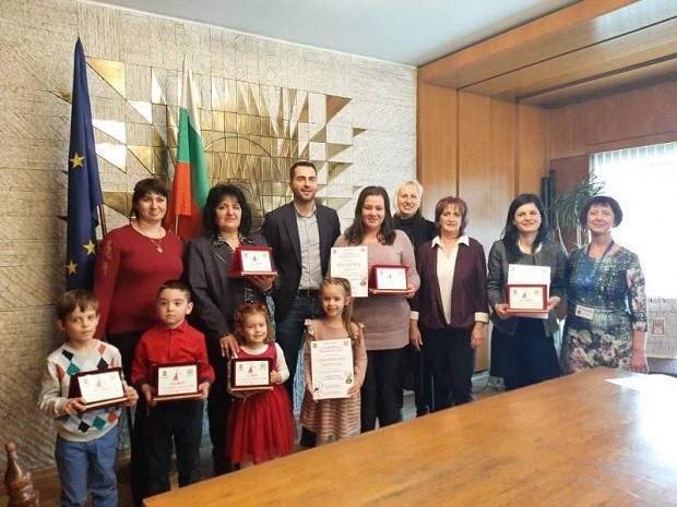 В Смолян наградиха участниците от конкурса "Баба Марта бързала, мартенички вързала"