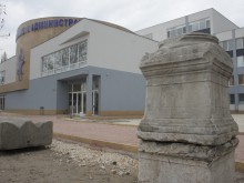 Автентични археологически колони украсяват колежа по икономика, хората възмутени