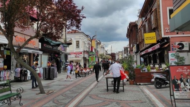 At the market in Edirne, Afghans entice our citizens with offers, giving 2,000 euros each