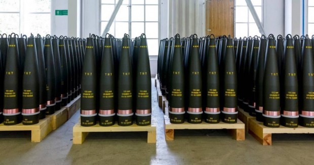 FT: ЕС доставя боеприпаси за артилерия на Украйна до няколко седмици