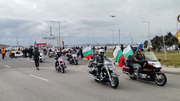 </TD
>Българовското авто-мото шествие потегли от Бургас, предаде репортер на Фокус. Инициативата се
