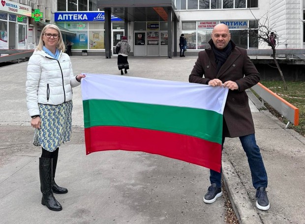 </TD
>За националния ни празник кметът на Тракия подари българския флаг