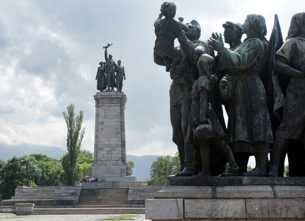 Паметникът на Съветската армия в София е символ на един