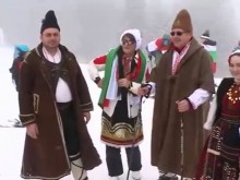 Скиори със знамена и в народни носии се спускат в Пампорово