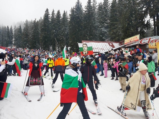 С предложение за брак започна ски спускането с носии в Пампорово