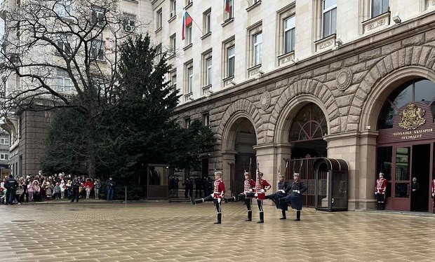 Вижте тържествената смяна на почетния гвардейски караул пред президентството