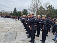 Добрич празнува националния празник на България с възпоменание, караул на паметта и българско хоро