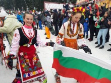 Над 500 души се включиха в голямото ски спускане с народни носии в Пампорово