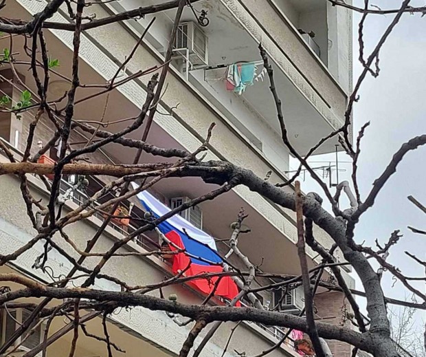 Гавра или нехайство: Скъсано българско знаме се вее над руското