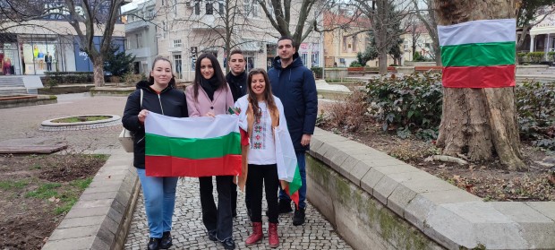 Младежи от МГЕРБ - Сливен поставиха националното знаме на дърветата по главната улица на града