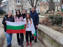 Младежи от МГЕРБ - Сливен поставиха националното знаме на дърветата по главната улица на града