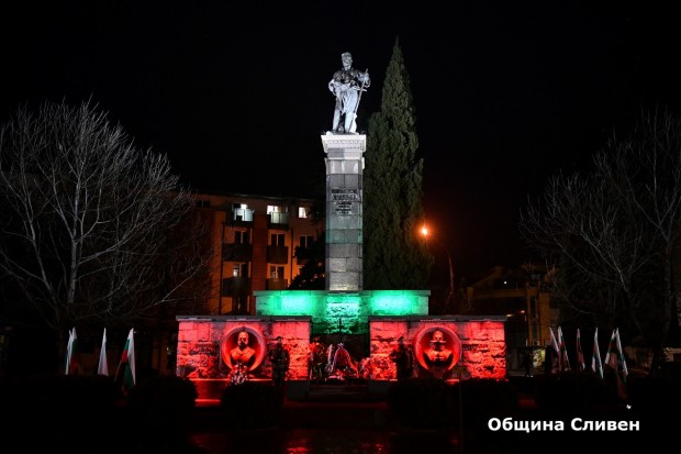 Илюминации в цветовете на трибагреника осветиха небето на тържествена проверка – заря в Сливен