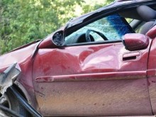 Двама млади са с опасност за живота след челен удар
