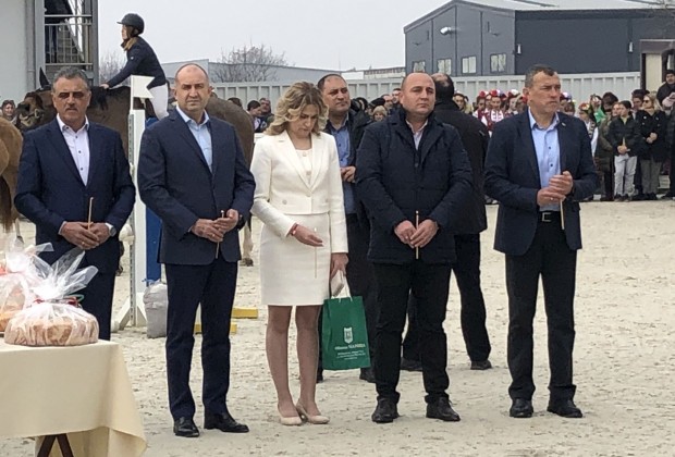 В много близко до Пловдив село посрещнаха президента с аплодисменти