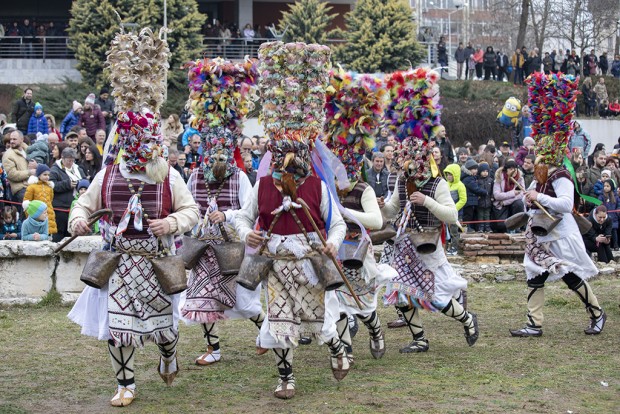 С хиляди клопки и чанове наричат за здраве и плодородие в Стара Загора