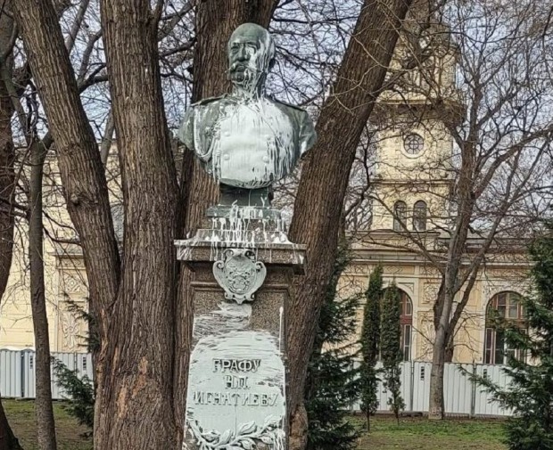 Вандали поругаха паметника на граф Игнатиев във Варна