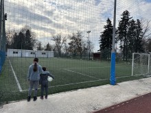 Тъжно! Охранители грубо изгониха деца от общинско игрище в Пловдив