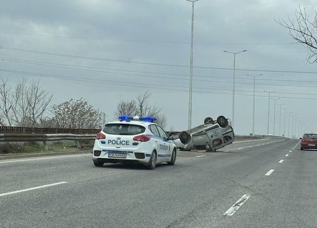 Кола се обърна по таван на Асеновградския надлез на Пловдив