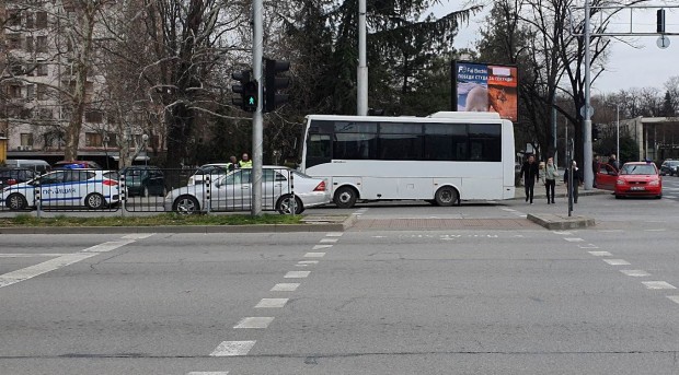 Автобус блъсна жена на пешеходна пътека в Пловдив, затвориха моста на Герджика