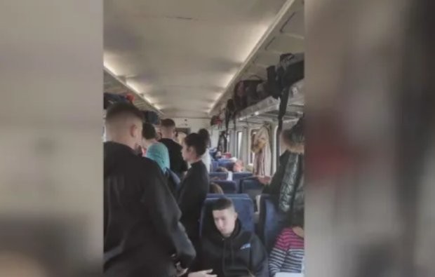 Повече правостоящи, отколкото седнали пътници в бързия влак Варна-София след