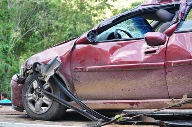 19-годишен катастрофира в спрял на светофар автомобил в Кърджали