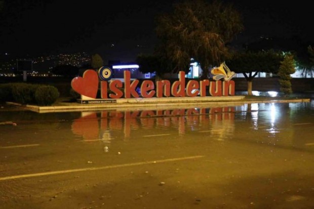 Морето заля крайбрежието на Искендерун след ново силно земетресение в Хатай