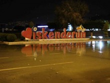 Морето заля крайбрежието на Искендерун след ново силно земетресение в Хатай