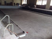Под "ремонтирания" покрив на залата до ст. "Ботев" събират в легени дъжда