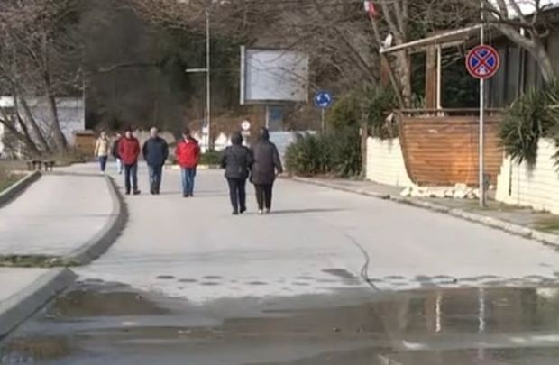 Питейна вода изтича по крайбрежната алея на Варна. Аварията е в