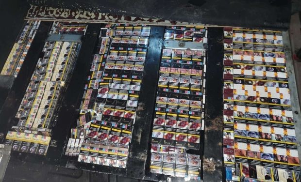 Хванаха 50 000 къса нелегални цигари под седалките на микробус