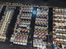 Хванаха 50 000 къса нелегални цигари под седалките на микробус