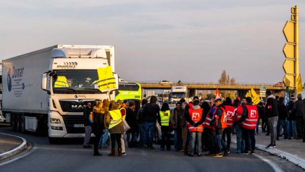 Протестиращи във Франция блокираха входовете към рафинерии