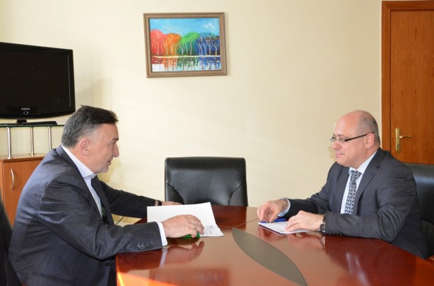 Вицепремиерът Лазаров и кметът на Карлово обсъдиха допълнителна помощ за пострадалите при наводнението в региона