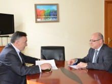 Вицепремиерът Лазаров и кметът на Карлово обсъдиха допълнителна помощ за пострадалите при наводнението в региона