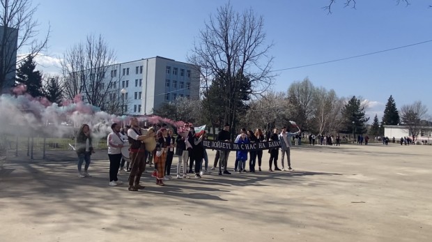 TD Ученици от Руската гимназия в Пловдив изненадаха класната със зрелищна