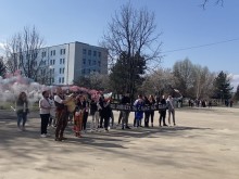 Ученици от Руската гимназия в Пловдив изненадаха класната си със зрелищна покана за абитуриентски бал