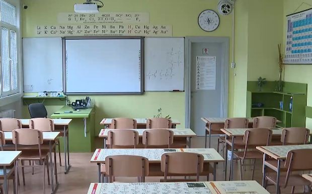 Родители на седмокласници от столично училище са в потрес, твърдят, че учителка ги нарича "глупаци, тъпаци, малоумници и нещастници"